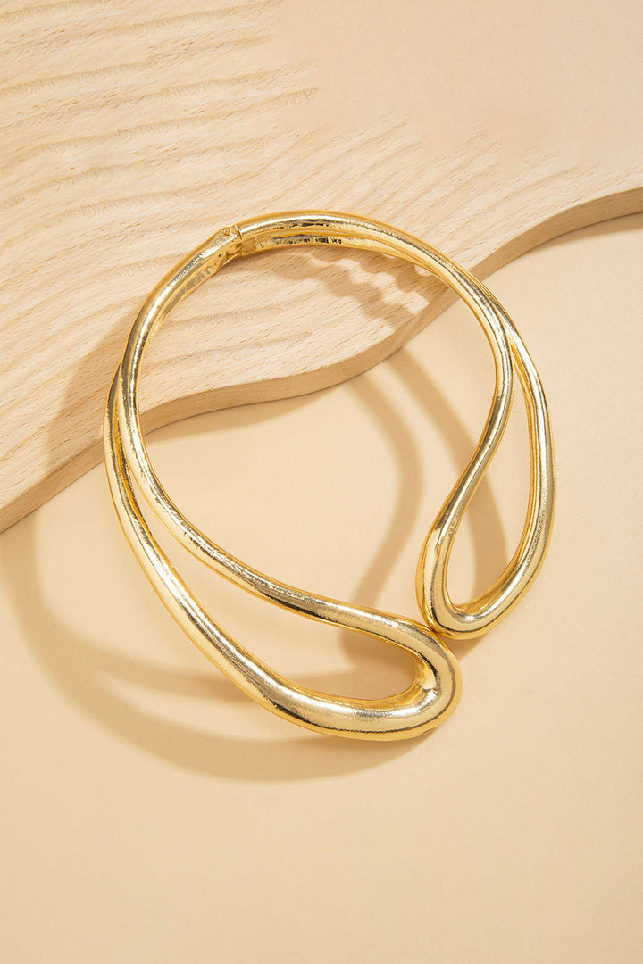 Collar Asimétrico Recortado